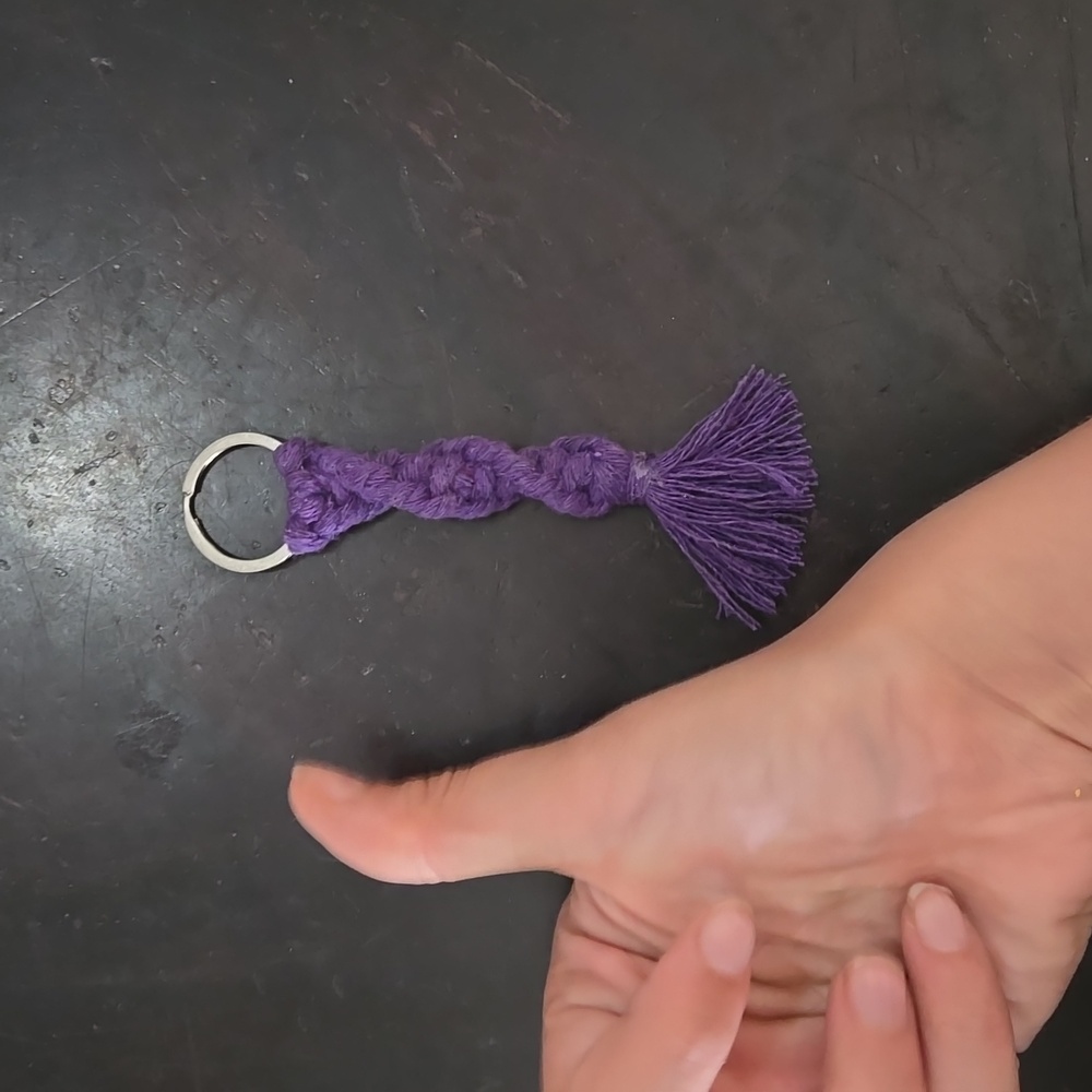 Handmade macrame keychain - Picture 2 of 3